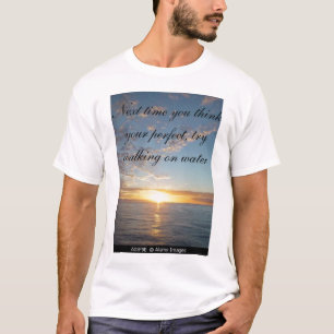 Sonnenuntergang, folgendes Mal denken Sie Ihr T-Shirt