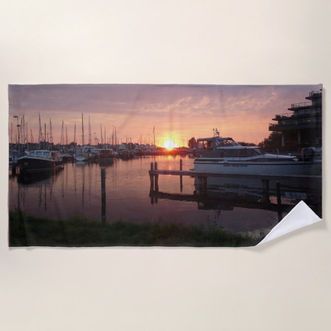 Sonnenuntergang Hafen mit Boats Beach Handtuch (Vorderseite)