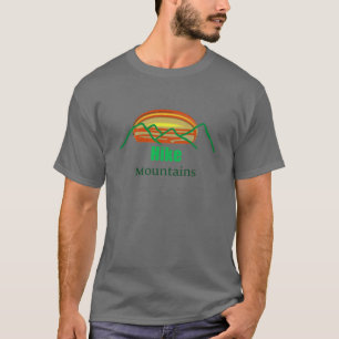 Sonnenuntergang hinter dem Bergsilhouette Wander-T T-Shirt