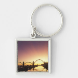 Sonnenuntergang hinter der Newport Bridge, Oregon Schlüsselanhänger