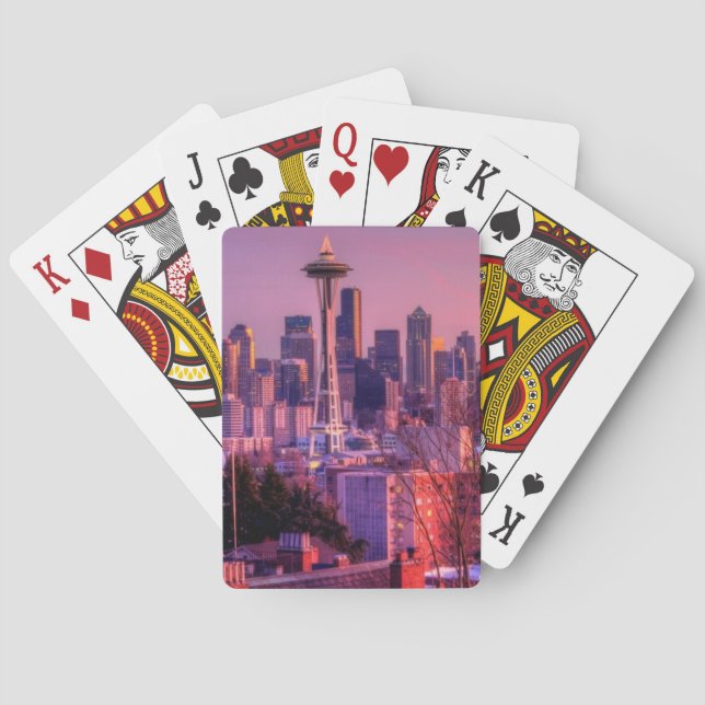 Sonnenuntergang hinter Seattle-Skylinen von Spielkarten (Rückseite)