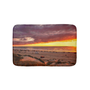 Sonnenuntergang im Ozean mit Zuschauer am Strand Badematte
