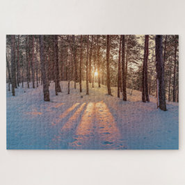Sonnenuntergang im schneebedeckten Kiefernwald Puzzle
