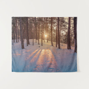 Sonnenuntergang im schneebedeckten Kiefernwald Wandteppich