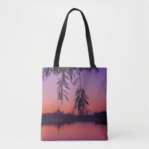 Sonnenuntergang im Sommer am See mit City Skyline