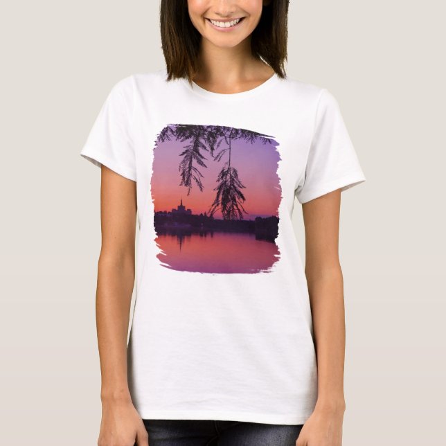 Sonnenuntergang im Sommer am See mit City Skyline T-Shirt (Vorderseite)
