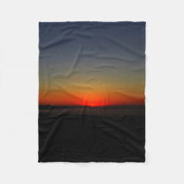 Sonnenuntergang im Wasser Fleecedecke