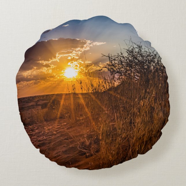 Sonnenuntergang in der Kalahari-Wüste, Namibia Rundes Kissen (Rückseite)