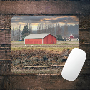 Sonnenuntergang in Red Barn auf der Farm der Insel Mousepad