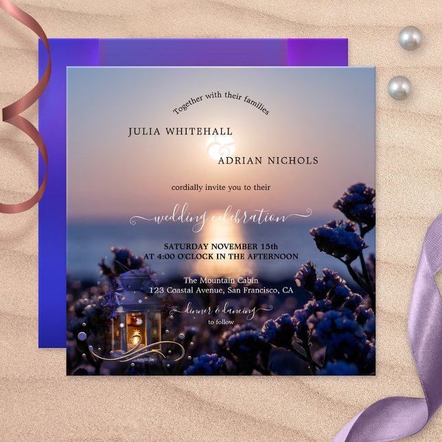 Sonnenuntergang Küste Winter Hochzeit Einladung (Wedding invitation featuring a sunset at the ocean with a lantern with sparkling lights)