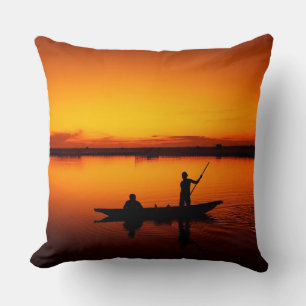Sonnenuntergang Landschaft mit einem Boot-68465 Kissen