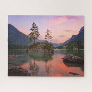 Sonnenuntergang mit Bäumen, Felsen und Bergen Puzzle