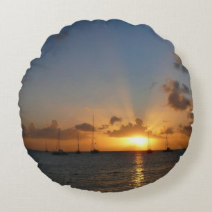 Sonnenuntergang mit Segelbooten Tropical Landscape Rundes Kissen