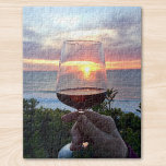 Sonnenuntergang Puzzle<br><div class="desc">Sage dem Sonnenuntergang und deinen Freunden Beifall! Dieses Puzzle bietet einen Sonnenuntergang an der französischen Küste durch ein Glas Rotwein. Santé</div>
