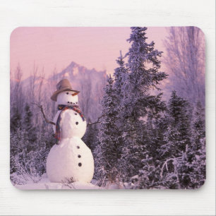 Sonnenuntergang-Schneemann in den Winter-Bergen Mousepad