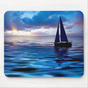Sonnenuntergang-Segelboot-Segeln im Ozean Mousepad