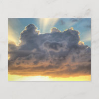 Sonnenuntergang-Strahlen des Lichtes durch