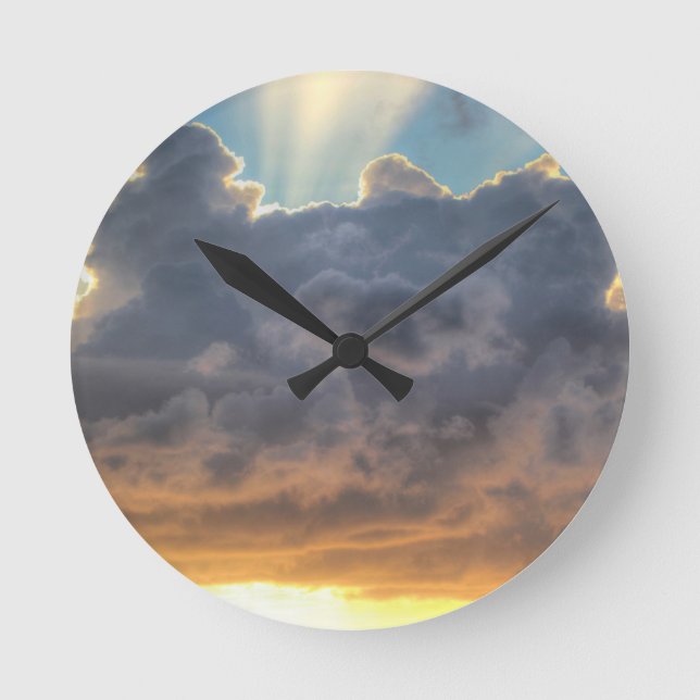 Sonnenuntergang-Strahlen des Lichtes durch Runde Wanduhr (Vorderseite)