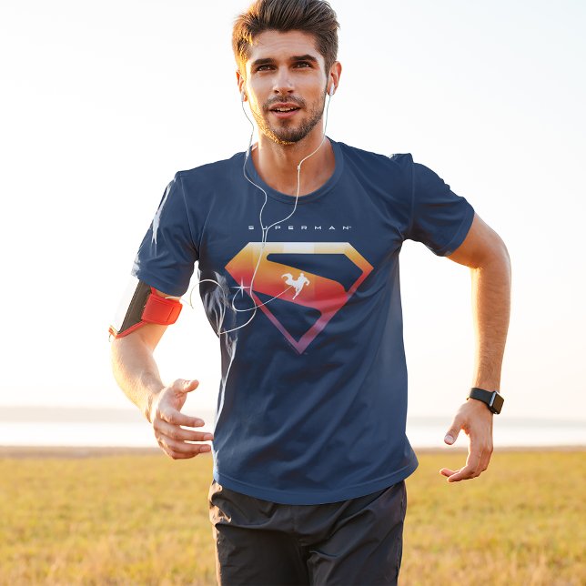 Sonnenuntergang Superman Shield T-Shirt (Person wearing t-shirt)
