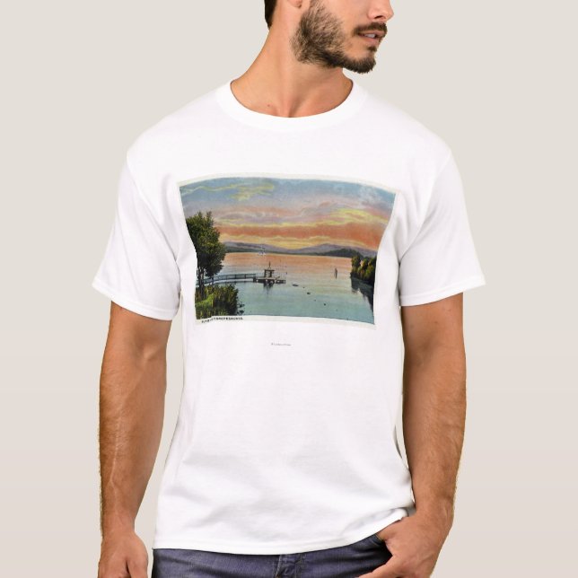 Sonnenuntergang-Szene auf dem See T-Shirt (Vorderseite)