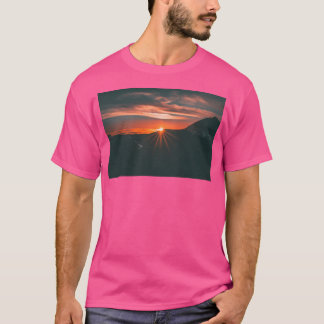 Sonnenuntergang über Bergen aktiv T-Shirt