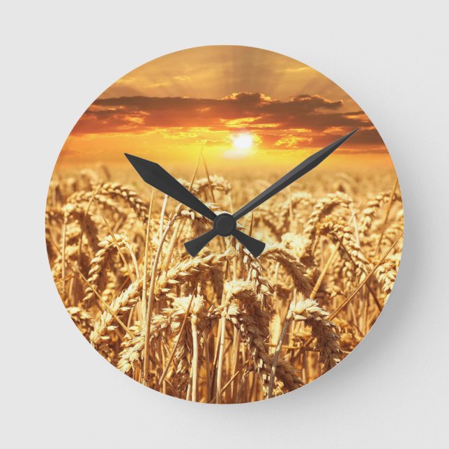 Sonnenuntergang über dem Cornfield Runde Wanduhr (Vorderseite)