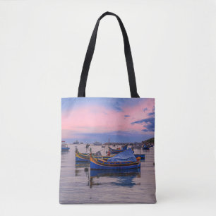 Sonnenuntergang über dem Hafen mit Fischerbooten