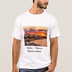 Sonnenuntergang über dem Hafen von Mahon - Menorca T-Shirt