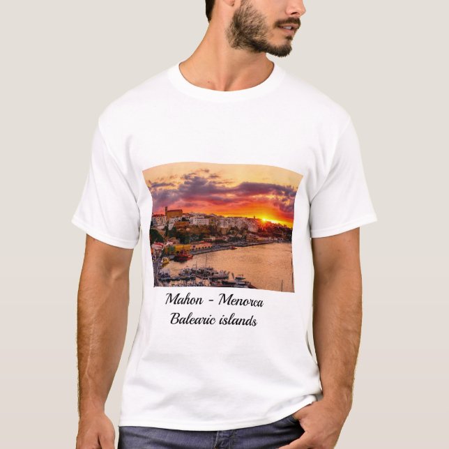 Sonnenuntergang über dem Hafen von Mahon - Menorca T-Shirt (Vorderseite)