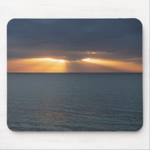 Sonnenuntergang über dem Ozean durch die Wolken Mousepad