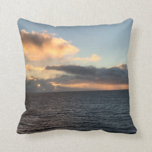 Sonnenuntergang über dem Ozean Throw Kissen