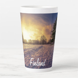 Sonnenuntergang über dem schneebedeckten Winterpar Milchtasse