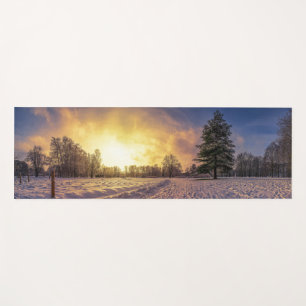 Sonnenuntergang über dem schneebedeckten Winterpar Yogamatte