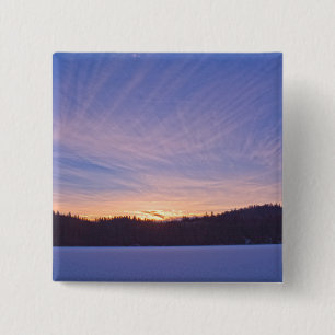 Sonnenuntergang über dem schneebedeckten Wintersee Button