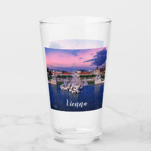 Sonnenuntergang über dem Springbrunnen in Wien Glas