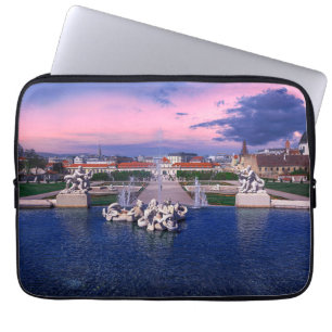 Sonnenuntergang über dem Springbrunnen in Wien Laptopschutzhülle