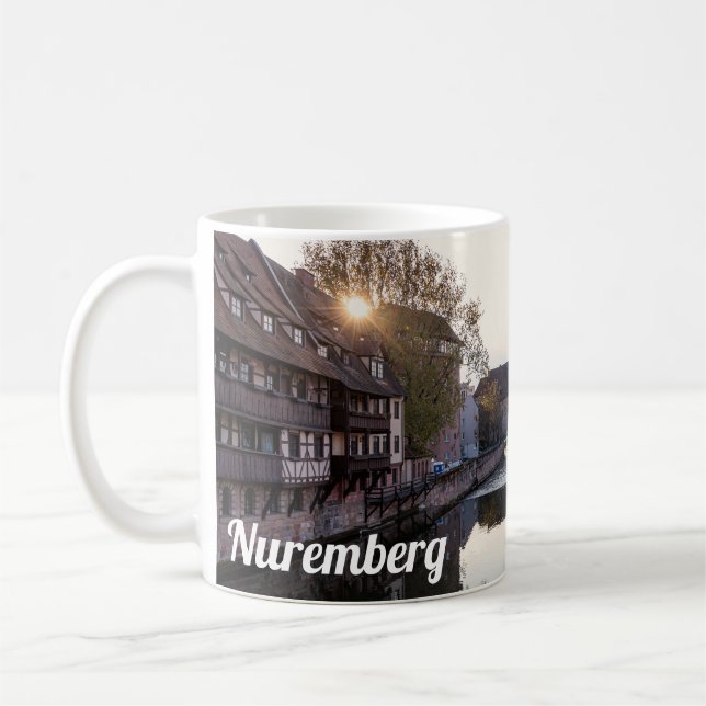 Sonnenuntergang über der alten mittelalterlichen B Kaffeetasse (Links)