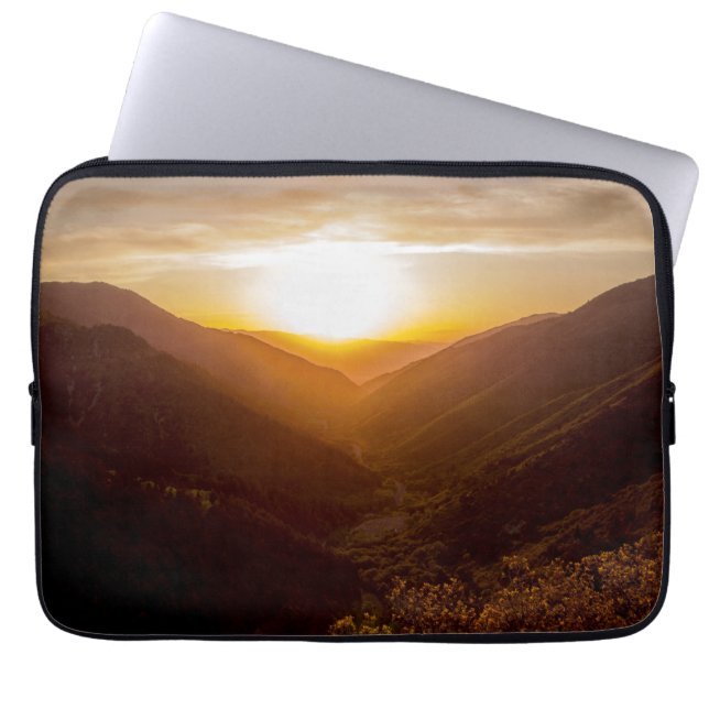 Sonnenuntergang über der Berglandschaft Laptopschutzhülle (Vorderseite)