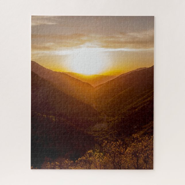 Sonnenuntergang über der Berglandschaft Puzzle (Vertikal)