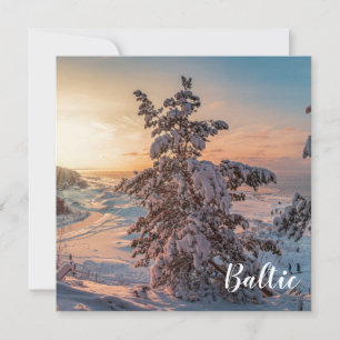 Sonnenuntergang über der schneebedeckten Küste