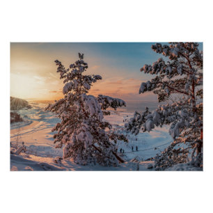 Sonnenuntergang über der schneebedeckten Küste Poster