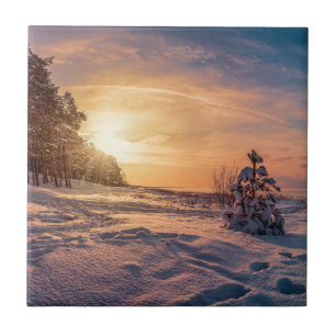 Sonnenuntergang über der schneebedeckten Winterküs Fliese