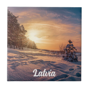 Sonnenuntergang über der schneebedeckten Winterküs Fliese