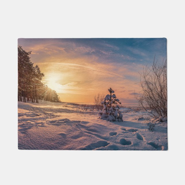 Sonnenuntergang über der schneebedeckten Winterküs Fußmatte (Vorderseite)