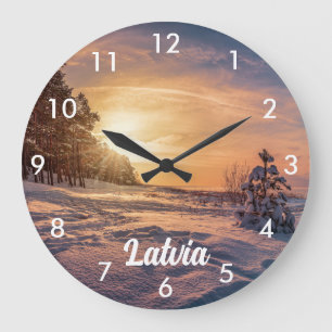 Sonnenuntergang über der schneebedeckten Winterküs Große Wanduhr