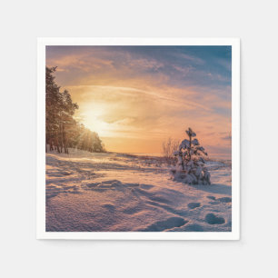 Sonnenuntergang über der schneebedeckten Winterküs Serviette
