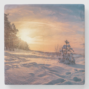 Sonnenuntergang über der schneebedeckten Winterküs Steinuntersetzer