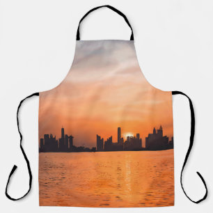 Sonnenuntergang über der Stadt am Meer - Aquarell Schürze