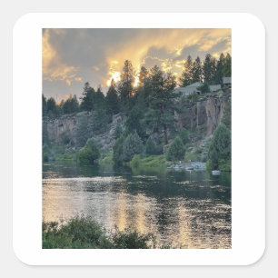 Sonnenuntergang über einem Fluss Quadratischer Aufkleber