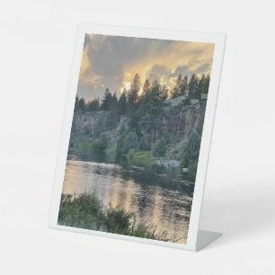 Sonnenuntergang über einem Fluss Sockelschild